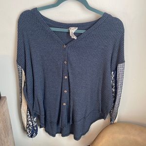 Blu pepper shirt with detailed sleeves.